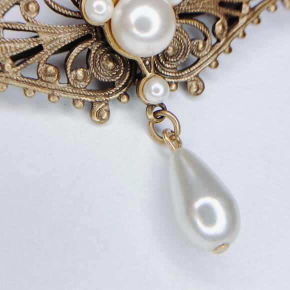 Vintage 1950s Brass Filigree Brooch Faux Pearl Cluster Dangle Elegant Romantic - Picture 5 of 10